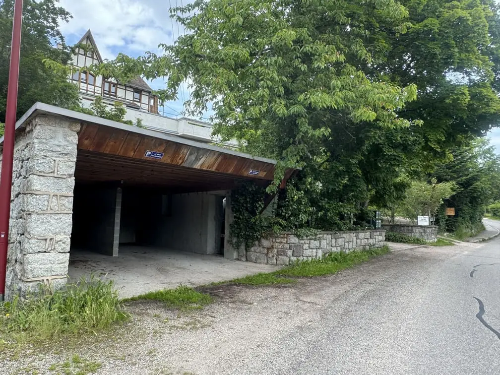 Parking abrité du Manoir des Sens à Thannenkirch
